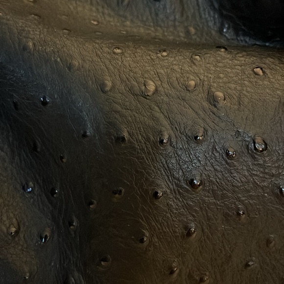 G.I.L.I. EUC Large leather hobo bag black with ostrich embossing - Picture 2 of 10